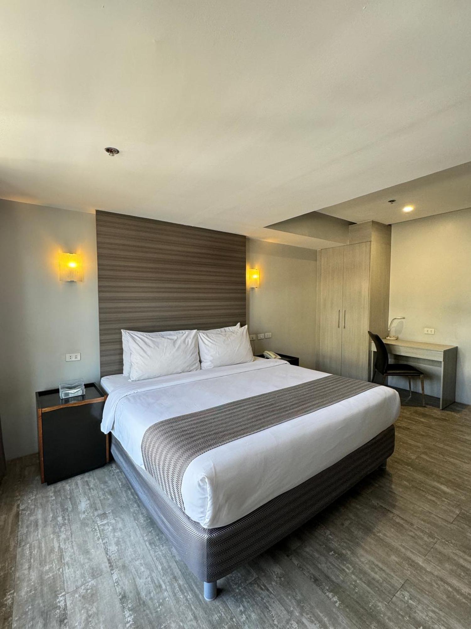 1A Express Hotel Cagayan de Oro Esterno foto